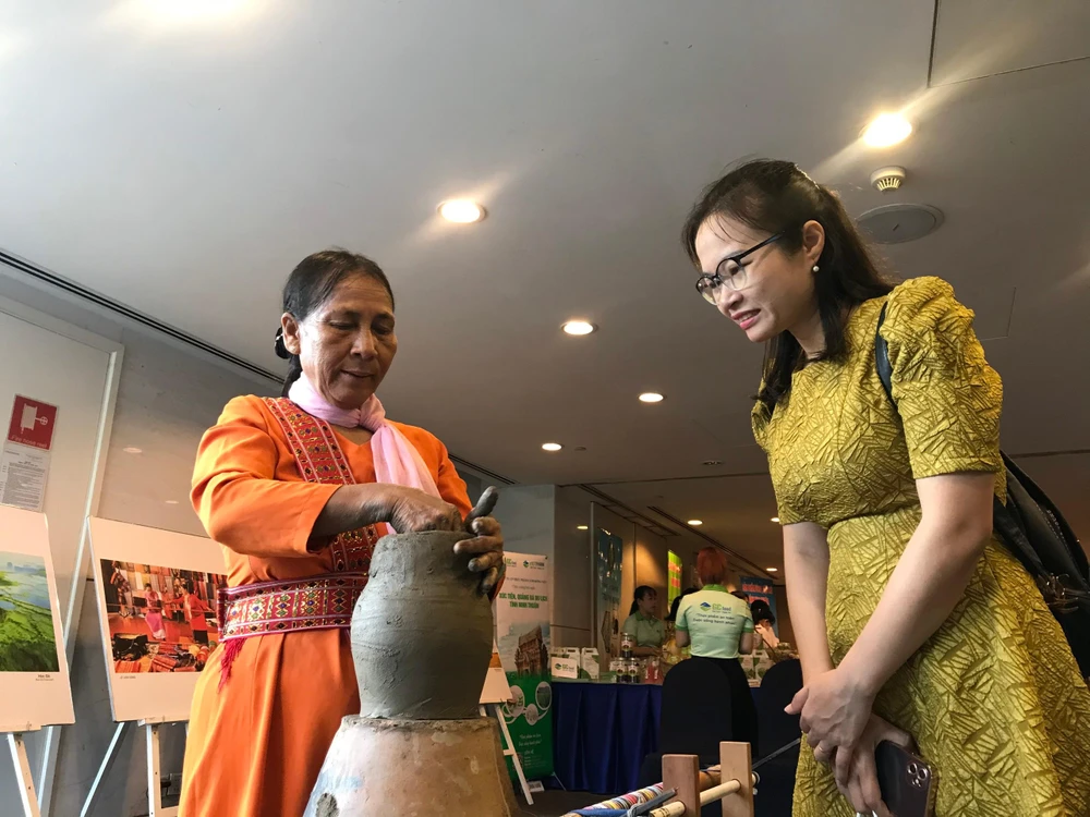 Ninh Thuận đưa đến các sản phẩm gồm, sứ đặc trưng vùng.