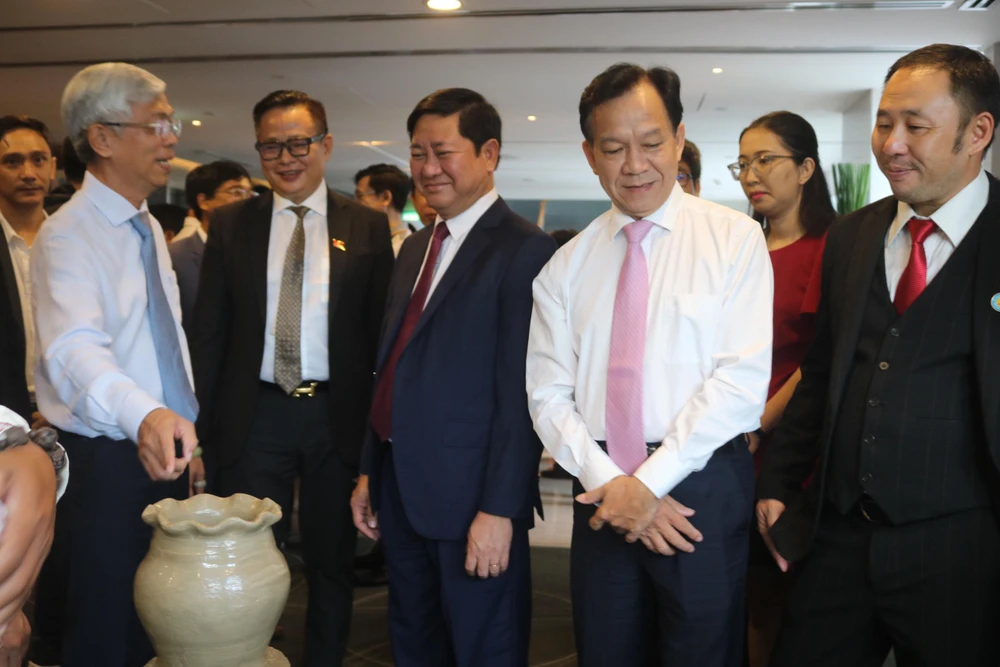 Lãnh đạo TP.HCM và tỉnh Ninh Thuận cùng tham quan các sản phẩm trưng bày tại hội nghị.