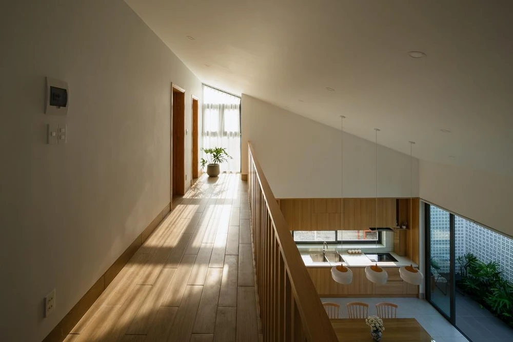 Khách hàng yêu thích sự tối giản và nhẹ nhàng, nên màu trắng được kiến trúc sư lựa chọn làm gam màu chủ đạo, kết hợp với màu gỗ sồi.