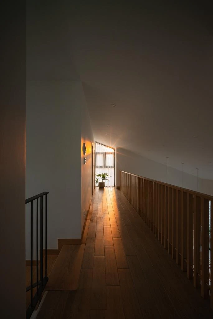 Cầu thang dẫn lên tầng hai nhà.