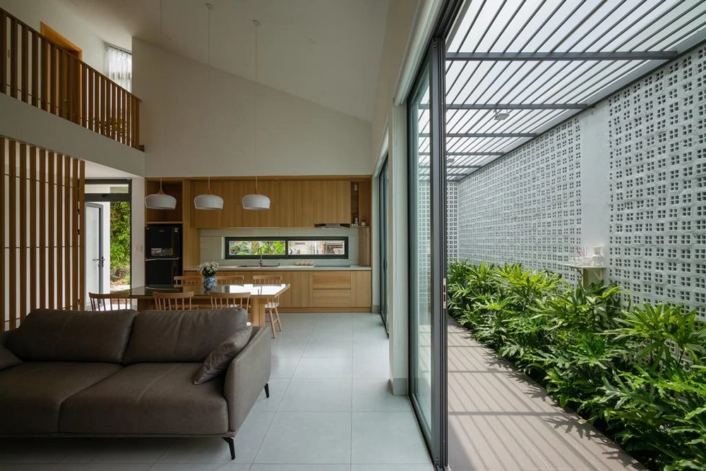 Không gian phòng khách, bếp liên thông với nhau.