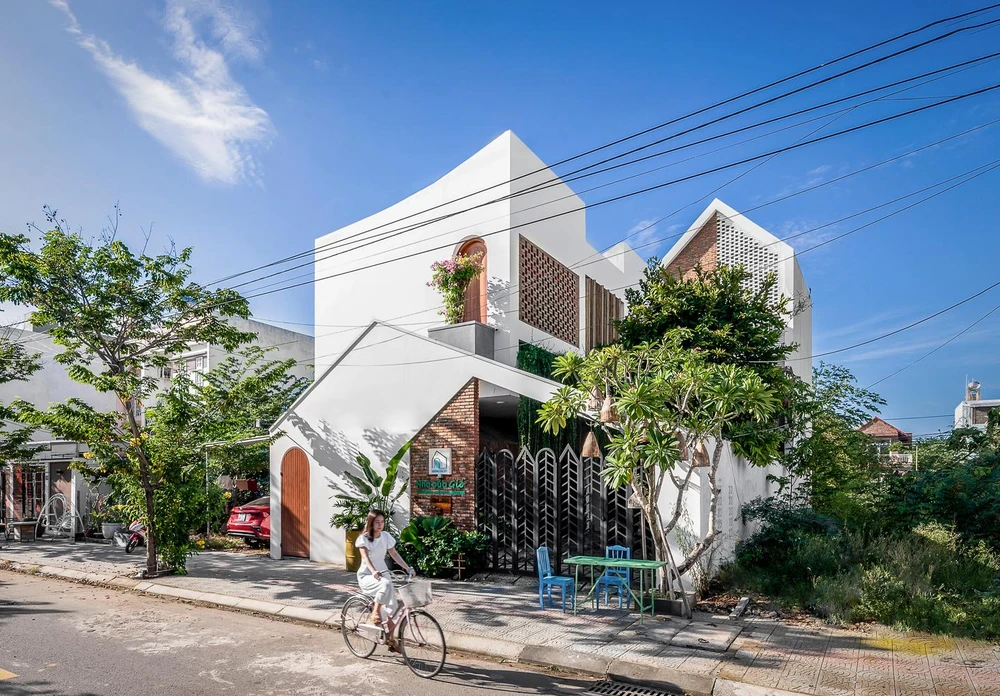 Wind’s house tọa lạc ở Đà Nẵng, mặt tiền nhà khác biệt với công trình lân cận. Mái nhà được thiết kế vuốt cong.