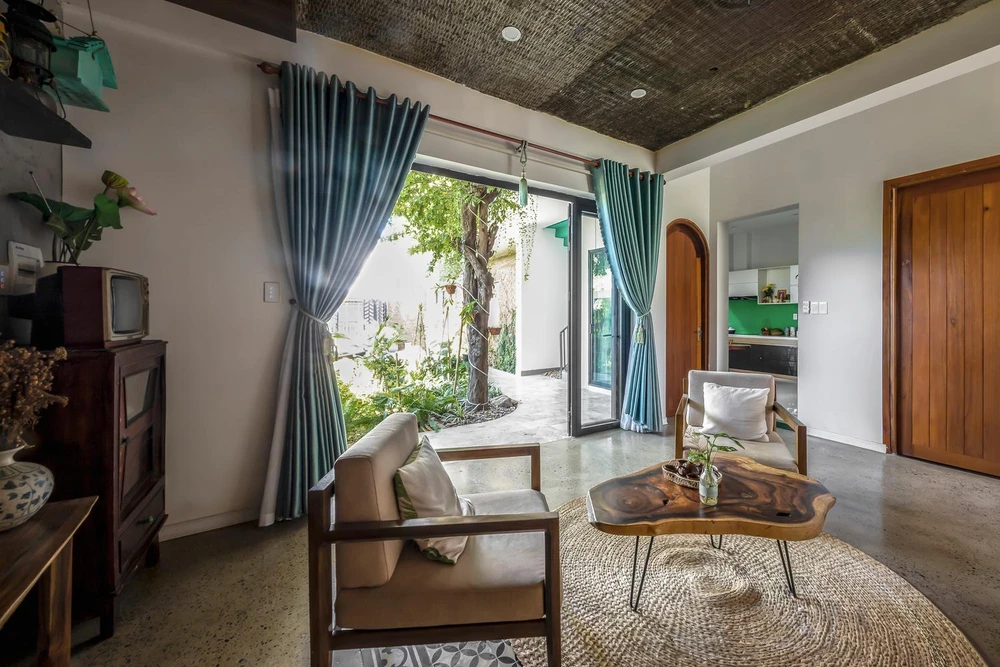 Các kiến trúc sư đã chia ngôi nhà thành ba khối chức năng chính ngăn cách với nhau.