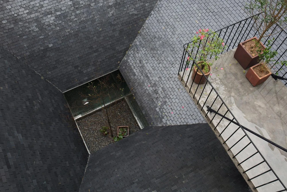 "Chiếu phễu" đóng vai trò như giếng trời, đảm bảo sự lưu thông không khí và cung cấp ánh sáng.