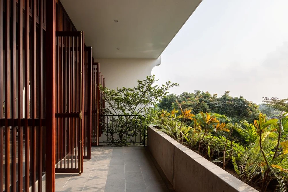 Một hệ cửa gỗ cánh xoay mô phỏng “cửa bức bàn” truyền thống Bắc Bộ.