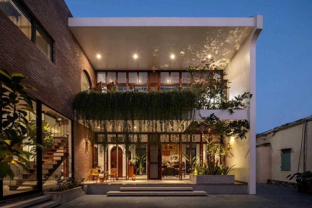 Kiến trúc sư Chử Ngọc Anh cho biết, một số tiêu chí khác của công trình là thông gió tự nhiên, lấy sáng tốt, giảm năng lượng tiêu thụ, tận dụng và tái sử dụng nước mưa cho sinh hoạt.