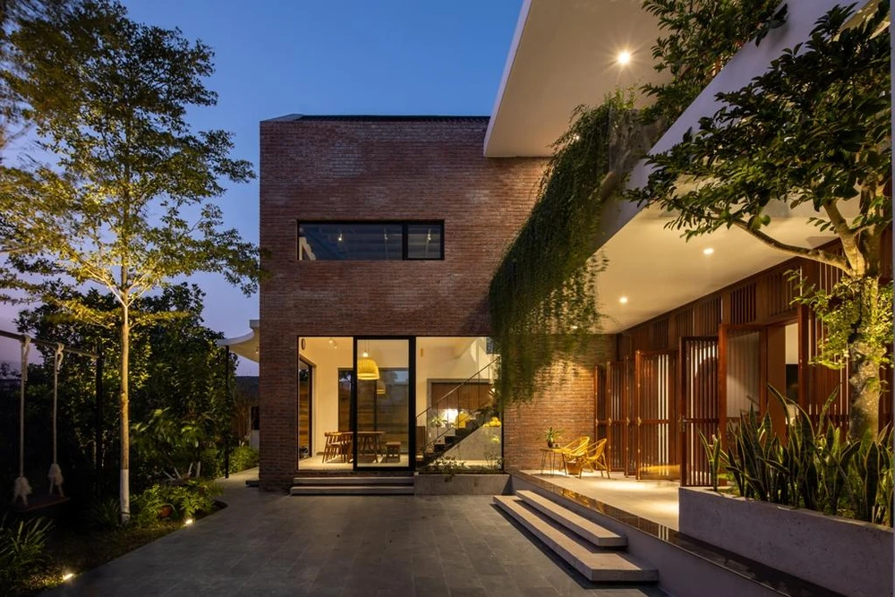 Thiết kế mái ngói với độ dốc lớn nên việc thu gom nước mưa để tái sử dụng rất dễ dàng.