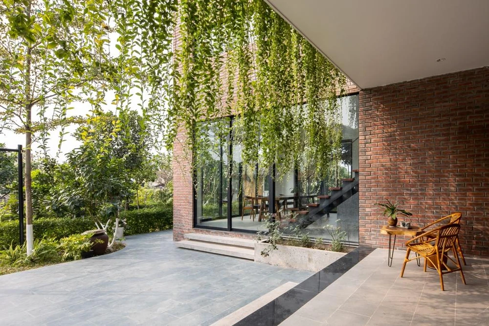 "Rèm cây" này còn giúp làm mềm không gian kiến trúc, giúp con người với thiên nhiên kết nối chặt chẽ.