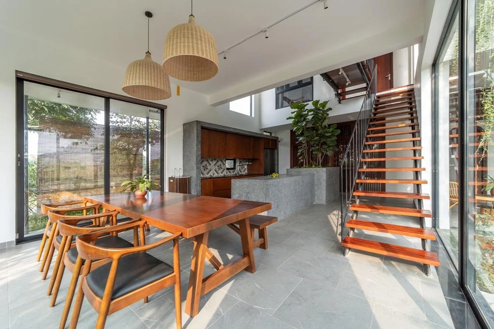 Để tăng tính kết nối và tương tác giữa các thành viên trong gia đình, khu bếp và đảo cây được đưa vào trung tâm của trục công năng phụ.