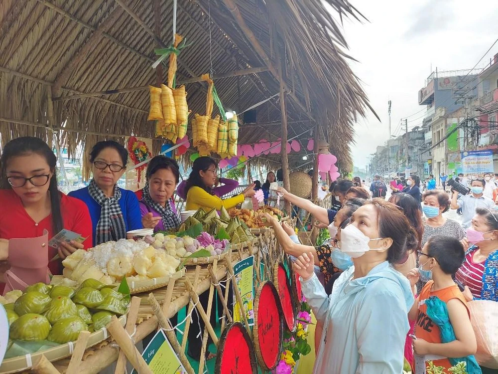 Nhiều sản phẩm bánh quê, trái cây từ Vĩnh Long, Bến Tre được đưa đến các gian hàng của sự kiện.