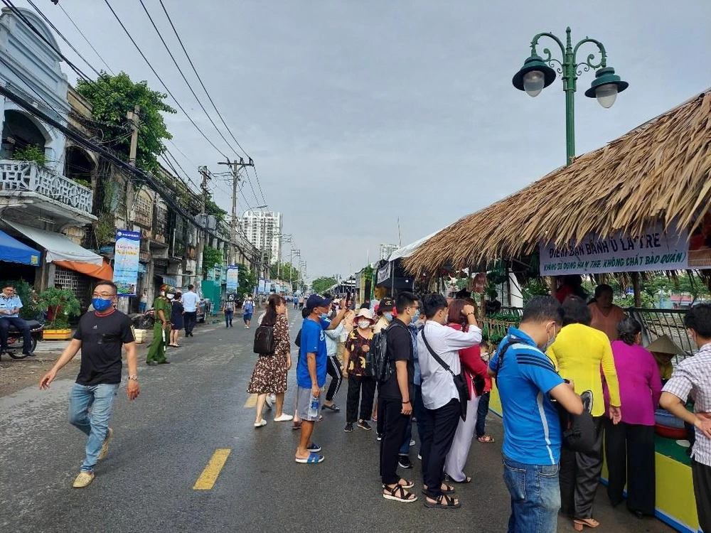 Từ sáng sớm, sự kiện Tuần lễ trái cây đã thu hút người dân đến tham quan.