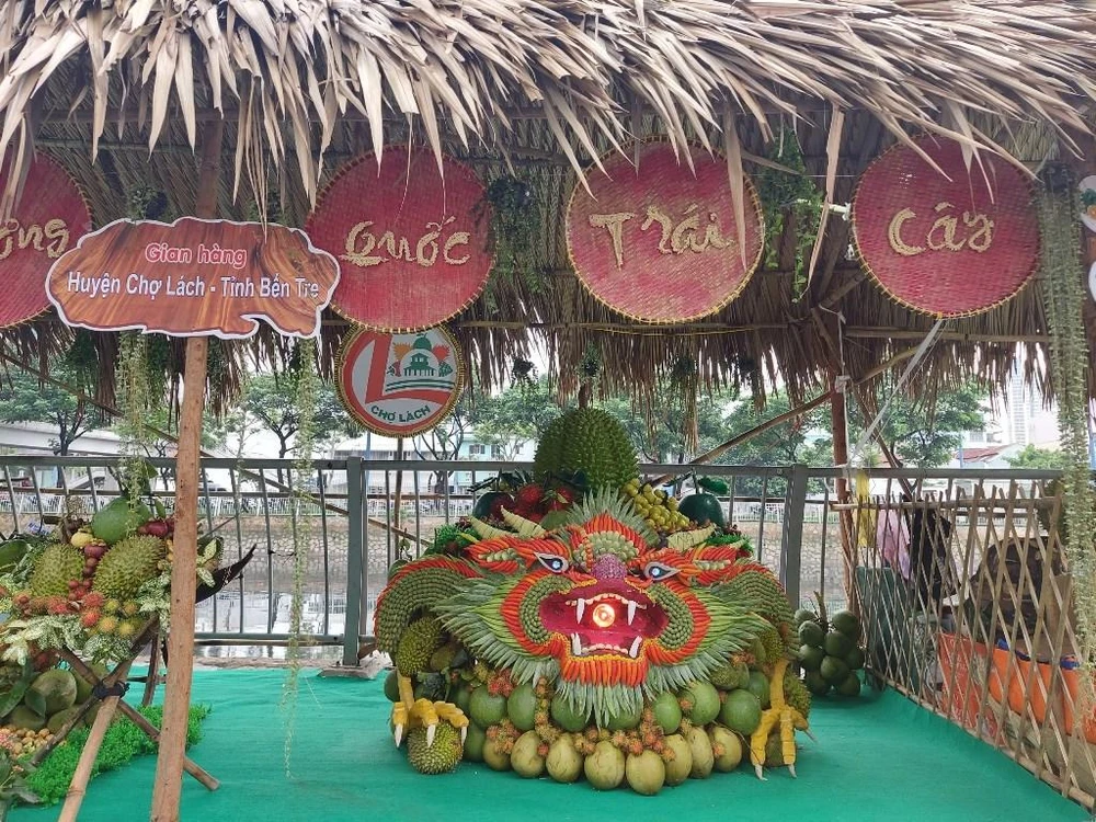 Tác phẩm nghệ thuật của các nghệ nhân huyện Chợ Lách, tỉnh Bến Tre từ trái cây.