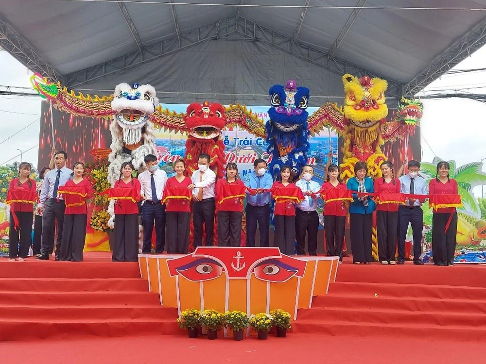 Các đại biểu cùng cắt băng khai mạc Tuần lễ trái cây.