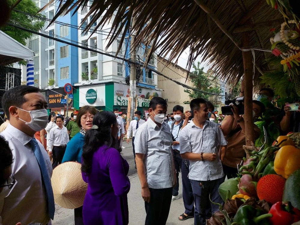 Lãnh đạo TP.HCM tham quan các gian hàng tại sự kiện.