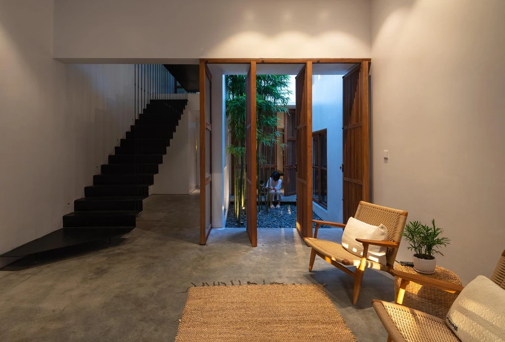 Phòng khách được thiết kế với nội thất mộc mạc.