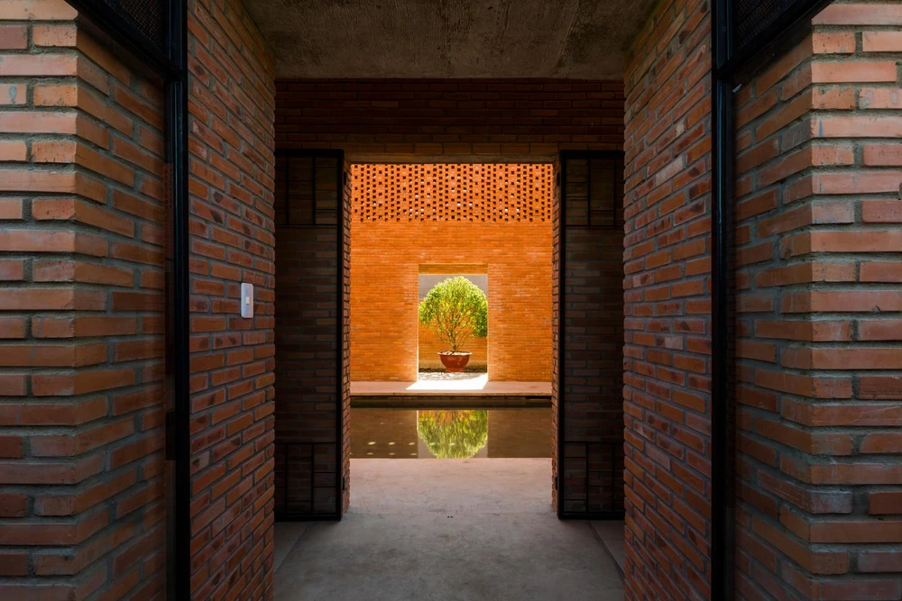 Nhóm thiết kế đã tạo nên một không gian liên hoàn giữa các chức năng trong và ngoài nhà, để các con có thể thoải mái vui chơi, vận động mà không bị gò bó bởi những bức tường ngăn cách.