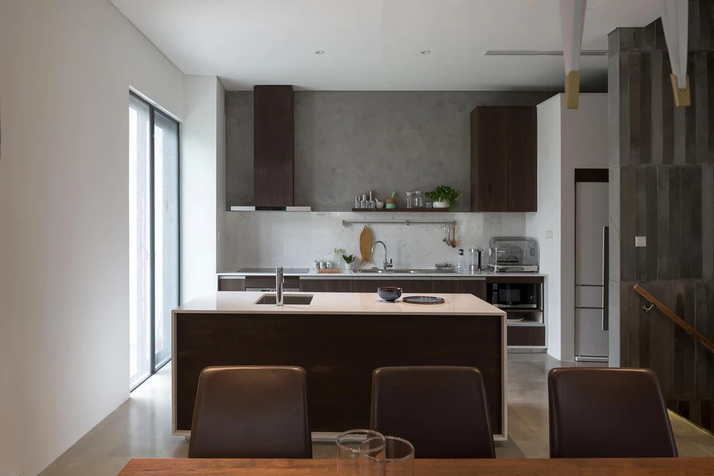 Bàn ăn cũng với chất liệu gỗ quen thuộc trong thiết kế tổng thể, tiệp màu với bếp tạo một cảm giác nhẹ nhàng, thoải mái cho người sử dụng.