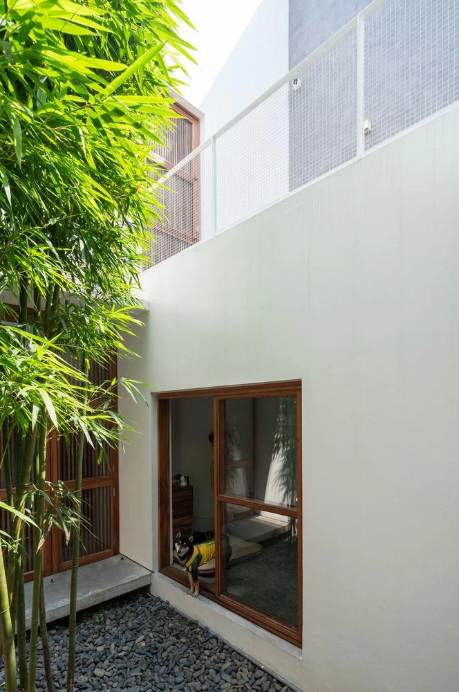 Sân thứ hai là sân trung tâm với chức năng phân chia ánh sáng, gió cho bốn chức năng bám vào đó là: khách - hành lang - bếp - phòng làm việc.