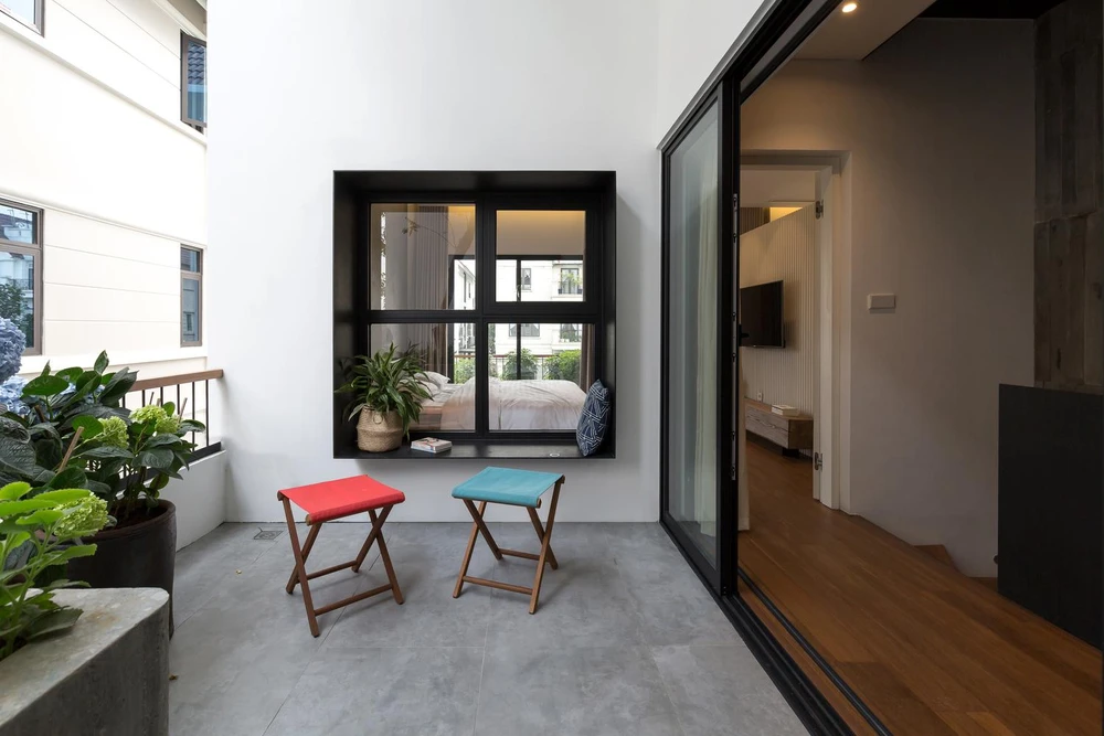 Khoảng ban công rộng tại lối đi vào phòng ngủ.
