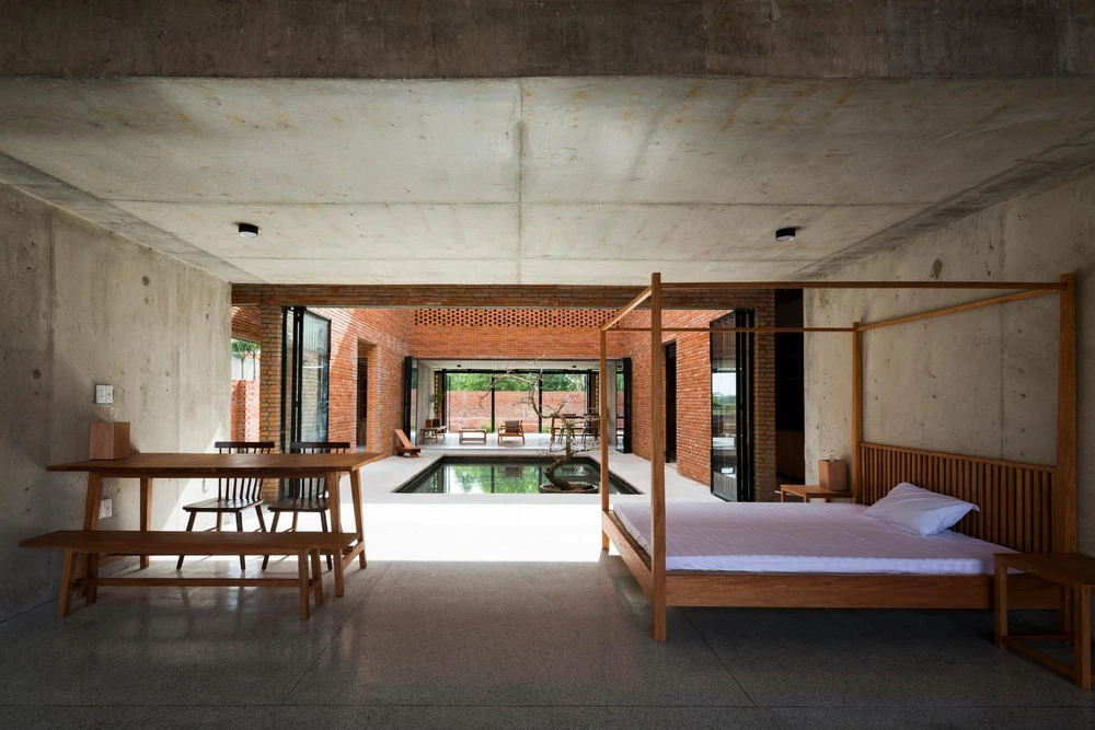 Ngôi nhà truyền thống được kéo dài từ trước ra sau tạo ra các không gian chức năng liên hoàn.