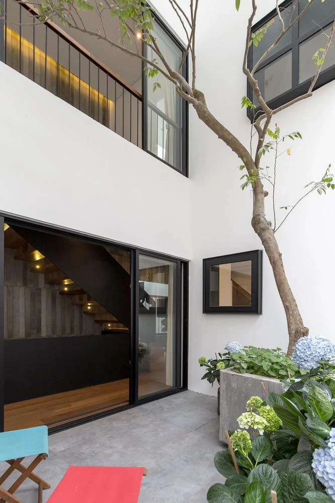 Căn nhà có ba mặt nhận ánh sáng nhưng thực tế chỉ có hai hướng tiếp cận chính là phía trước và phía sau.