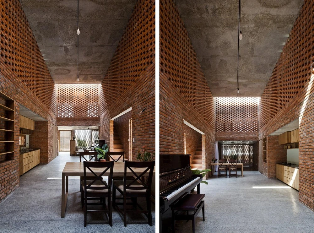 Tại các khu vực chung trong nhà, các thành viên trong gia đình vẫn có thể nhìn thấy và trò chuyện với nhau qua những bức tường có lỗ được bố trí ngẫu nhiên nhưng khoa học.