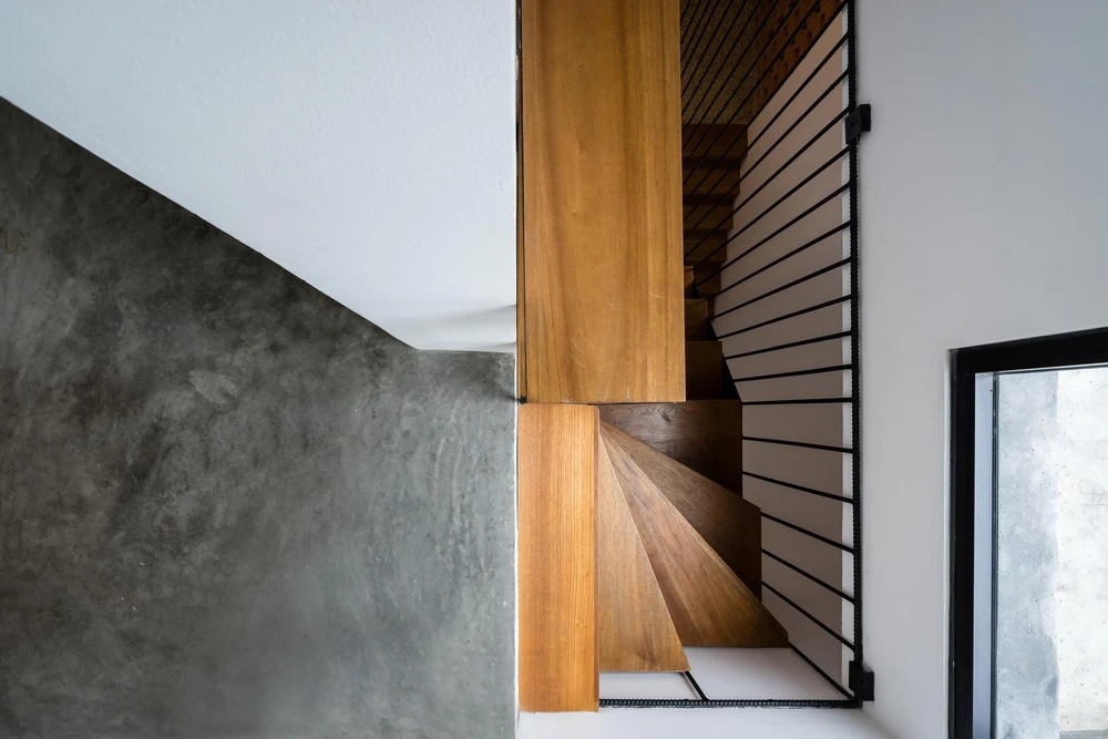 Khoảng thông tầng và sân sau nhằm tạo ra các vùng không gian thay đổi về khối tích để đưa gió và ánh sáng tự nhiên vào nhà.