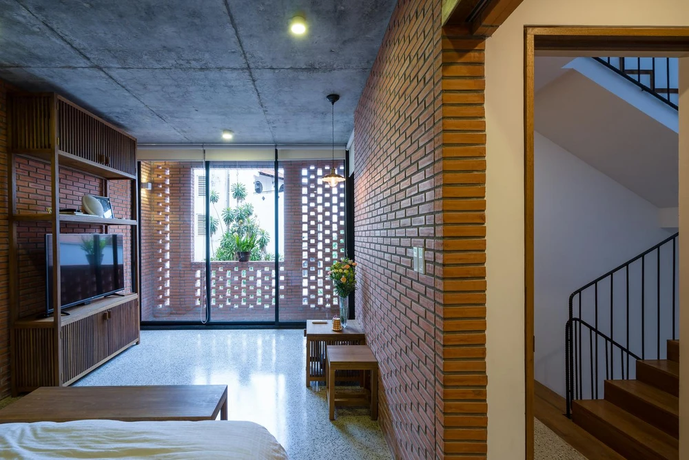 Nội thất trong nhà làm bằng gỗ từ cây chò chỉ xẻ ra và sấy khô.