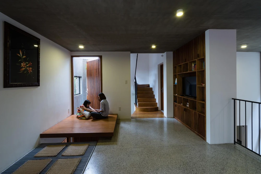 Tấm phản gỗ cũng nơi đọc sách và thư giãn.