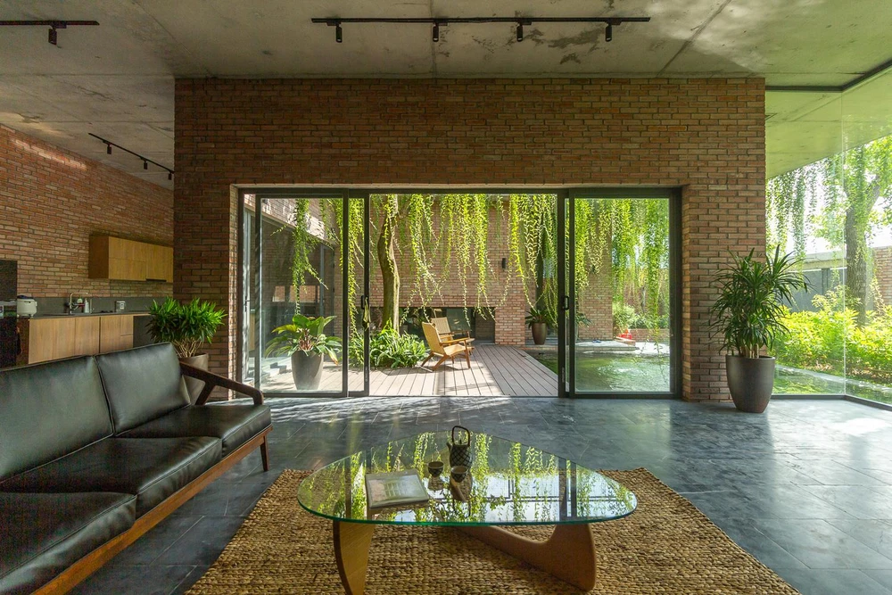 Các không gian trong ngôi nhà được bao bọc bởi thiên nhiên, hướng về thiên nhiên và hướng vào nhau.