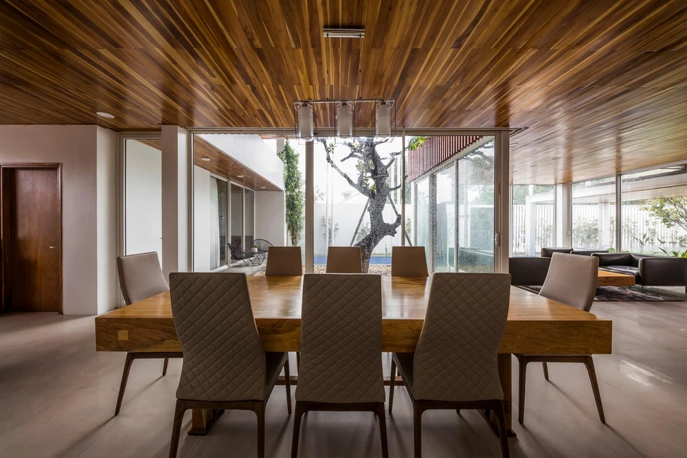 Kiến trúc sư sử dụng chất liệu gỗ làm trần nhà khiến công trình trở nên đẹp và gần gũi hơn.