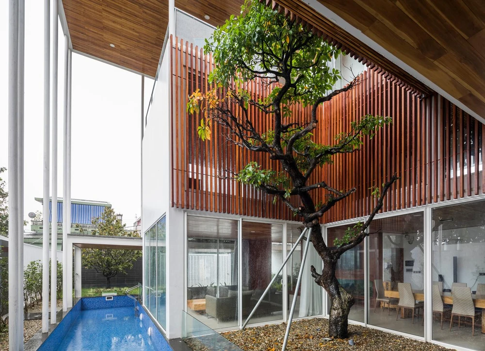 Kiến trúc sư đã thiết kế ngôi nhà để không gian sống đón được nhiều khí trời nhất có thể mà giảm được độ ẩm của khí hậu xứ Huế vào mùa mưa.