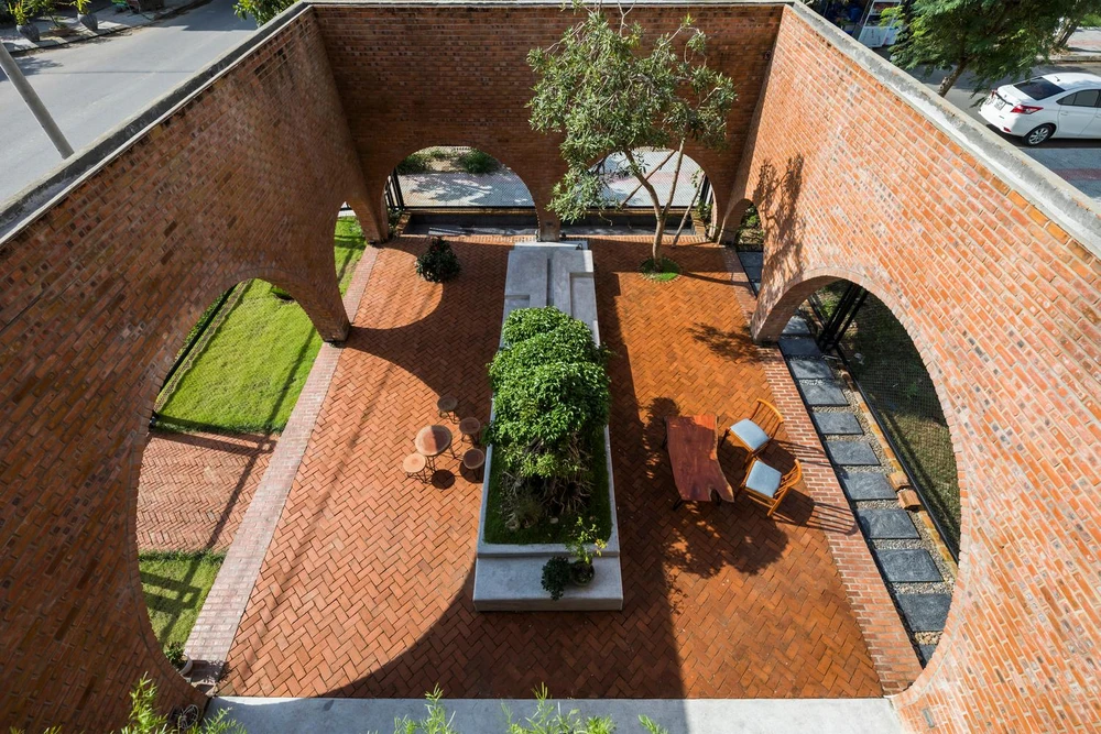 Khối thứ nhất gồm hai tầng, trong đó tầng một là nhà tắm và tủ quần áo; tầng hai là phòng ngủ của chủ nhà.