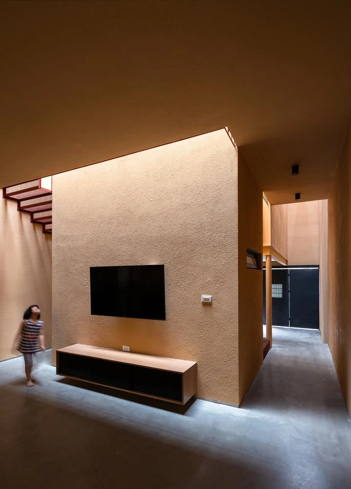 Đây là tổ ấm của gia đình hai thế hệ là bố mẹ ở độ tuổi trung niên và một người con đã trưởng thành.