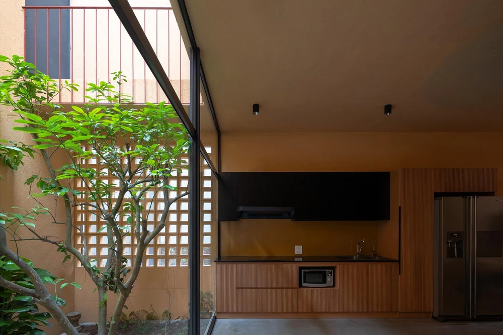 Không gian bếp được đặt sát giếng trời đem lại sự gần gũi với thiên nhiên và độ thông thoáng cho không gian này.