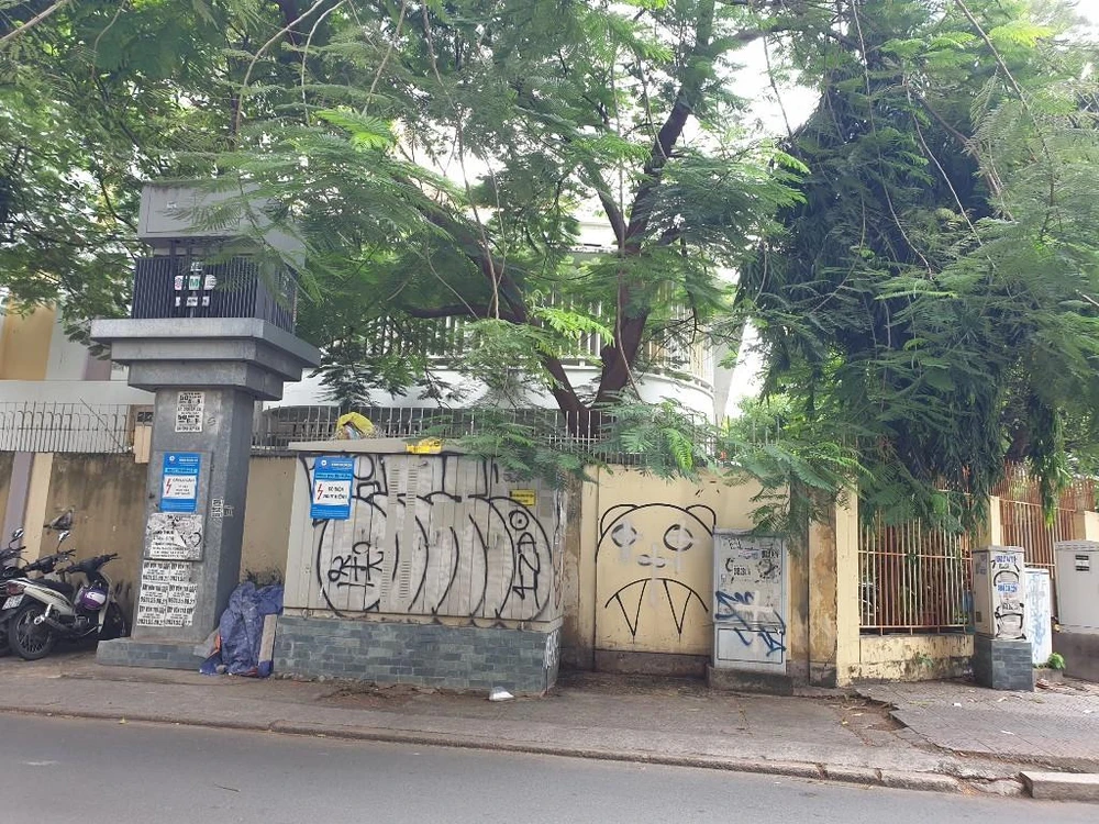 Vẽ bậy trên các trạm biến áp, trụ điện.