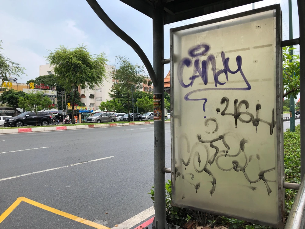 "Bạ đâu vẽ đó" tại một trạm xe buýt.