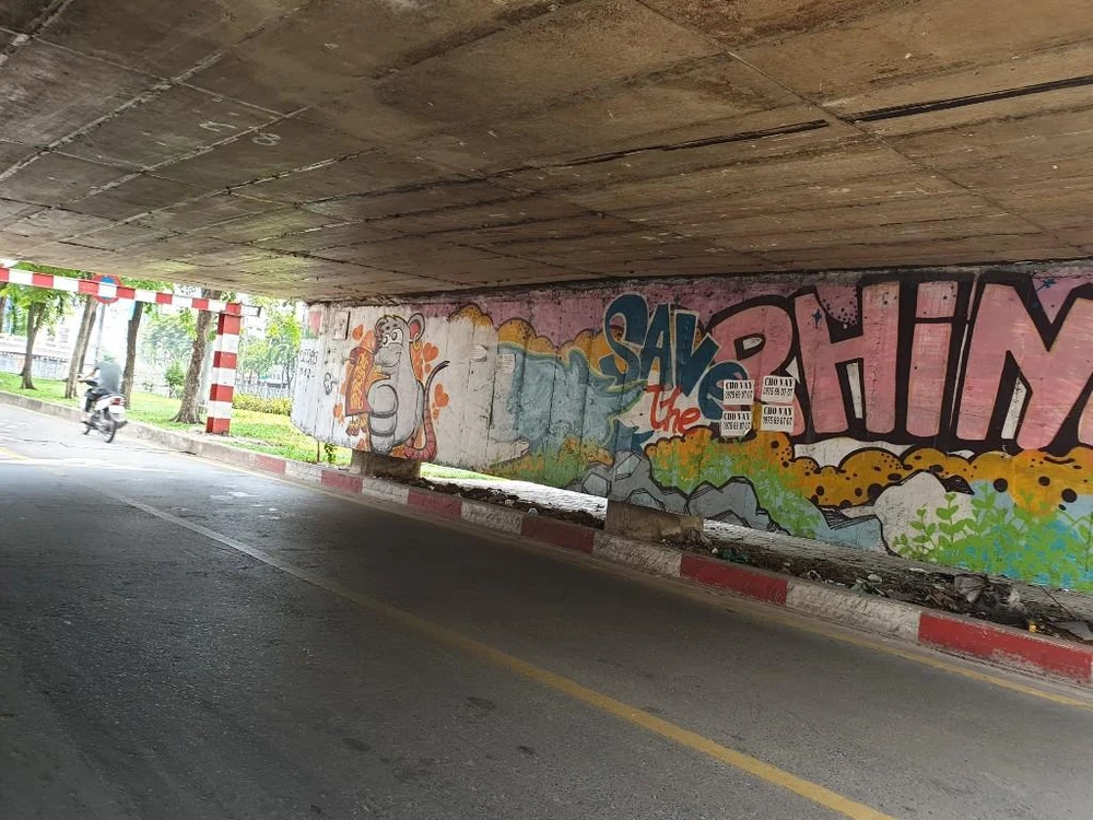 Dưới gầm cầu Kiệu, cầu Điện Biên Phủ, cầu Công Lý đều xuất hiện nhiều hình vẽ nguệch ngoạc.