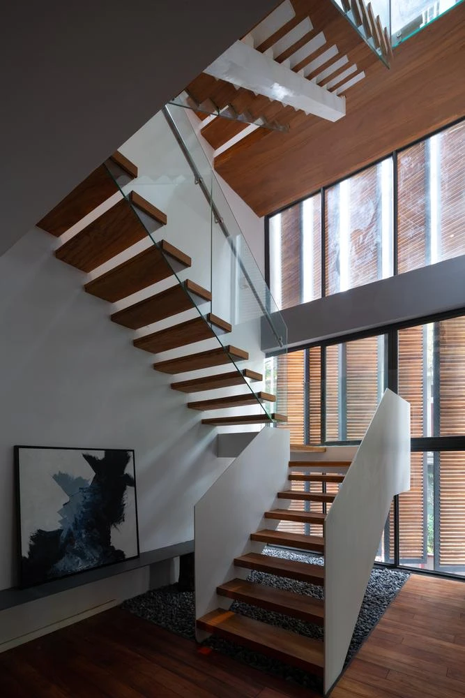Cầu thang, lan can nhà đều được kiến trúc sư tính toán kĩ lưỡng để tận dụng tối đa ánh sáng.