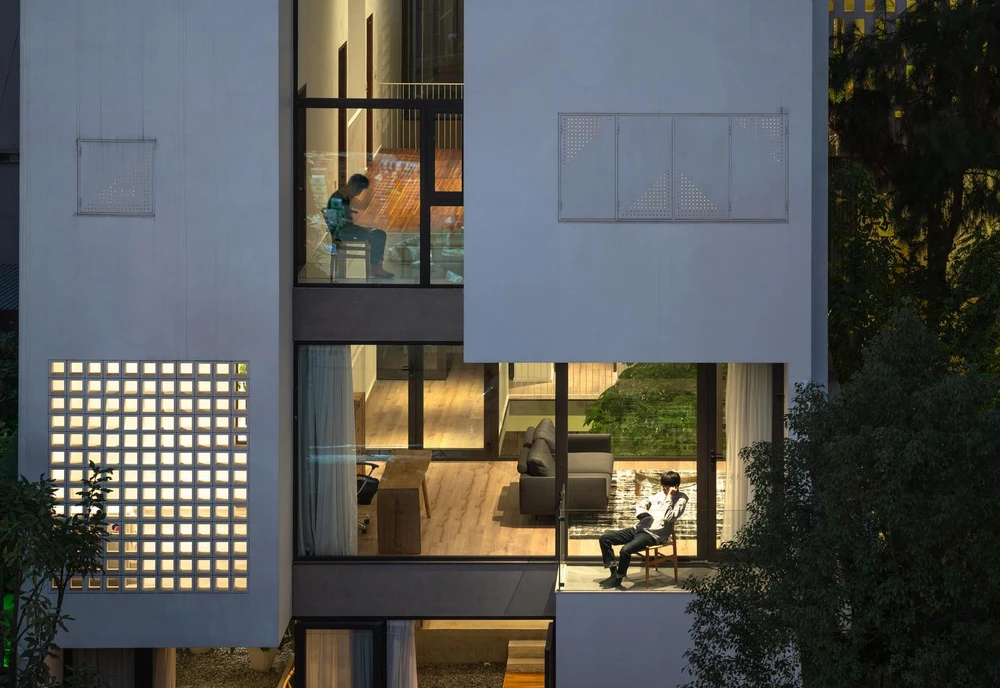 Tận dụng vị trí khu đất gần biển, kiến trúc sư đã thiết kế không gian mở để có thể đón được luồng không khí của biển.