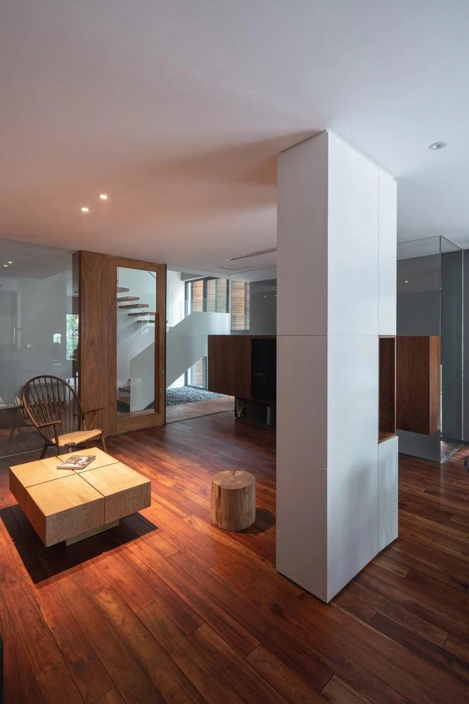 Tông màu trầm của gỗ mang lại cảm giác sang trọng mà ấm cúng.