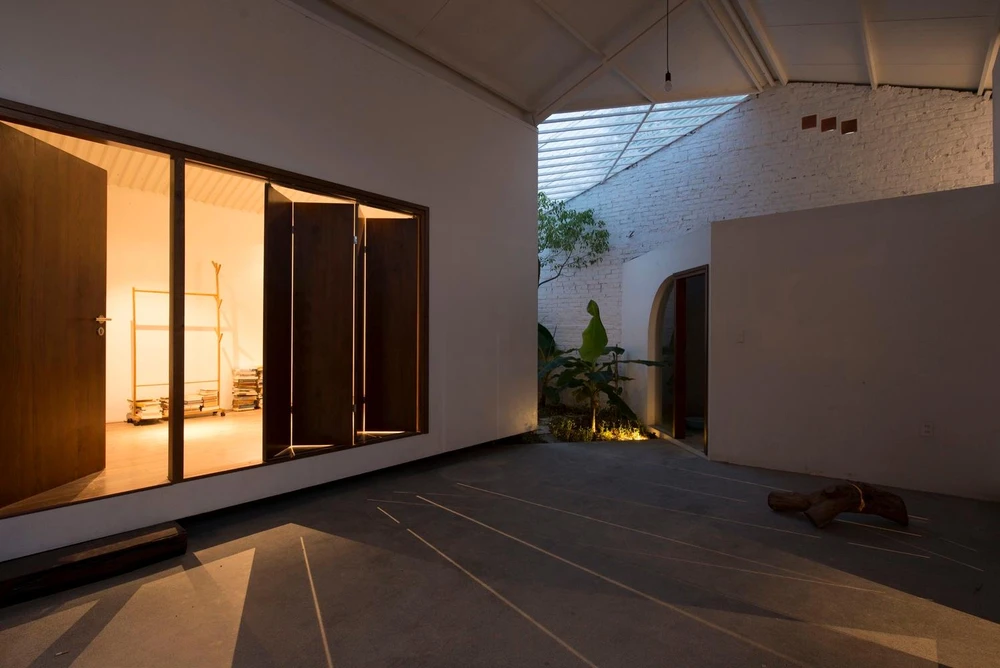 Cửa, kệ và sàn nhà đều làm từ chất liệu gỗ mang lại sự gần gũi, thân thuộc.