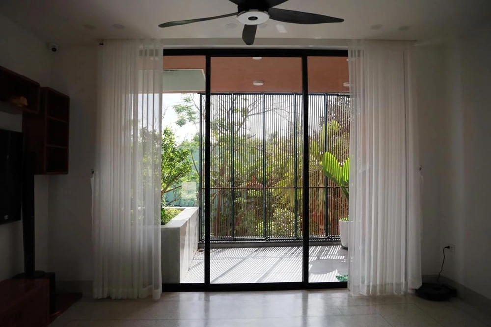 Khu vực ban công và hiên hướng đông, vừa tạo khoảng đệm chắn nắng cho công trình, vừa tạo không gian cây xanh xanh mát cho tất cả các gian sinh hoạt trong nhà.