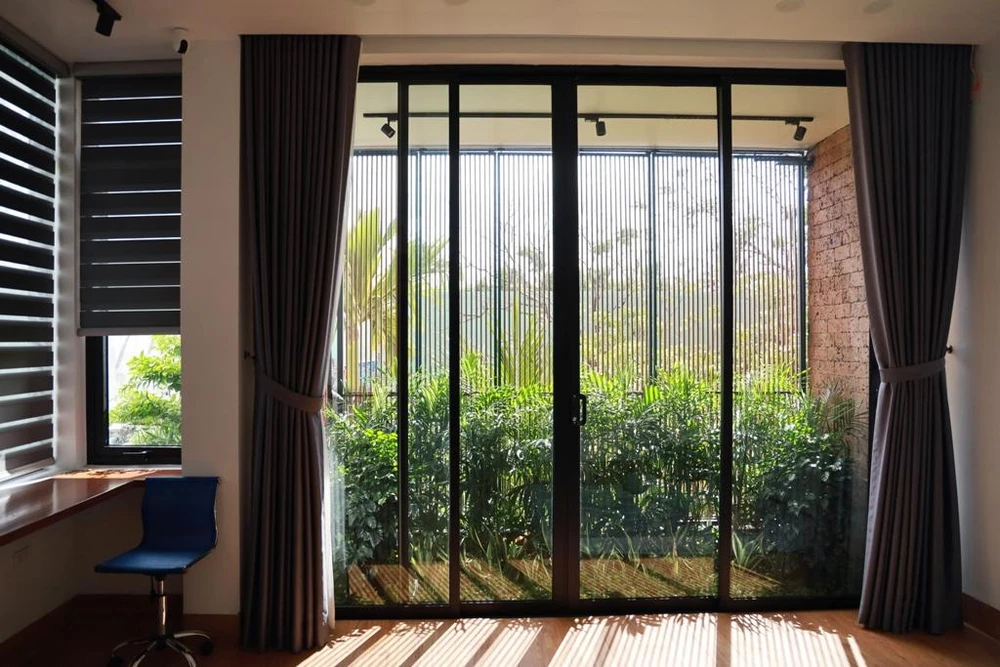 Góc làm việc, thư giãn ngập nắng. Khi nắng chiều chiếu vào lam chắn tạo nên hiệu ứng bóng đổ bắt mắt.