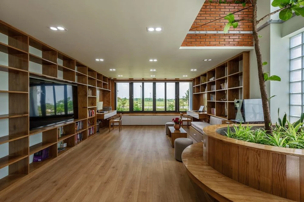 Tầng lửng được tô điểm bởi cây xanh giếng trời và ánh sáng từ nhiều nguồn rọi tới.