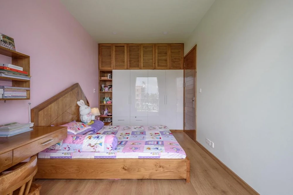 Phòng ngủ có sàn bằng gỗ.