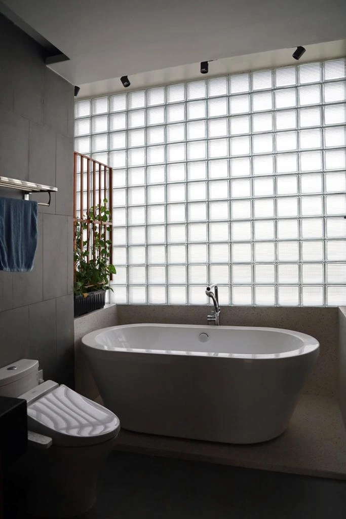 Phòng tắm và khu vệ sinh thoáng sáng nhờ tấm lấy sáng Polycarbonate.