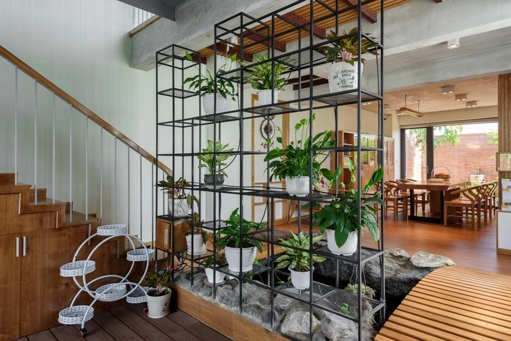 Nhóm thiết kế đã thay đổi vị trí thang, thêm vào nhiều khoảng thông tầng, mảng gạch kính.