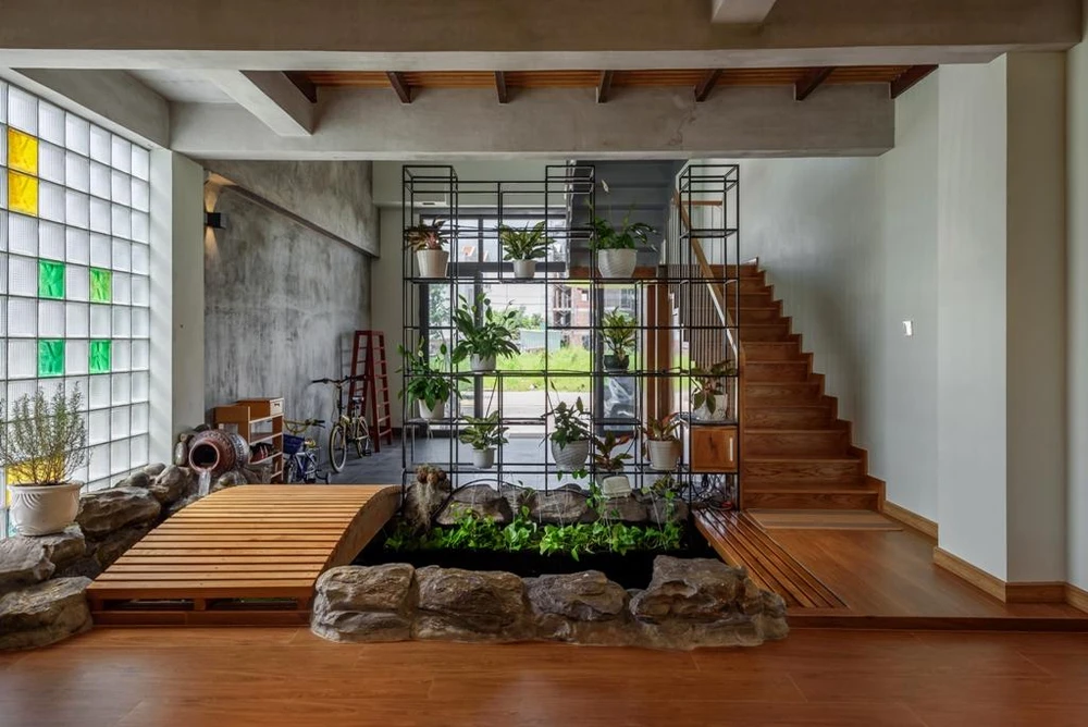 Cầu thang kết hợp hồ cá bên dưới giúp cho không gian chật hẹp trở nên thanh thoát hơn.