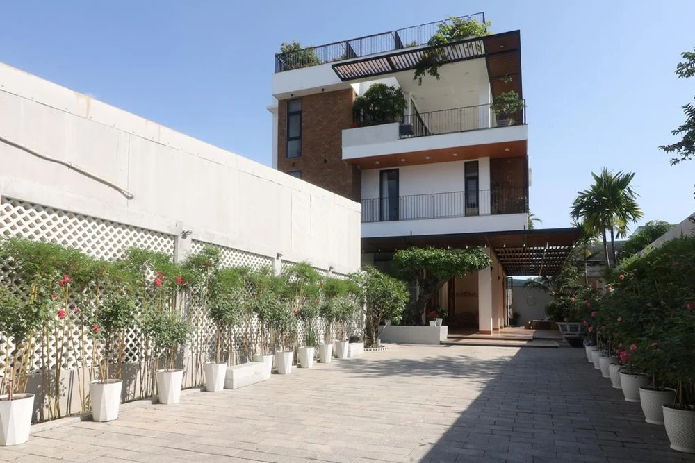 Lối mặt tiền hẹp, kiến trúc sư trồng cây xanh dọc hai lối đi.